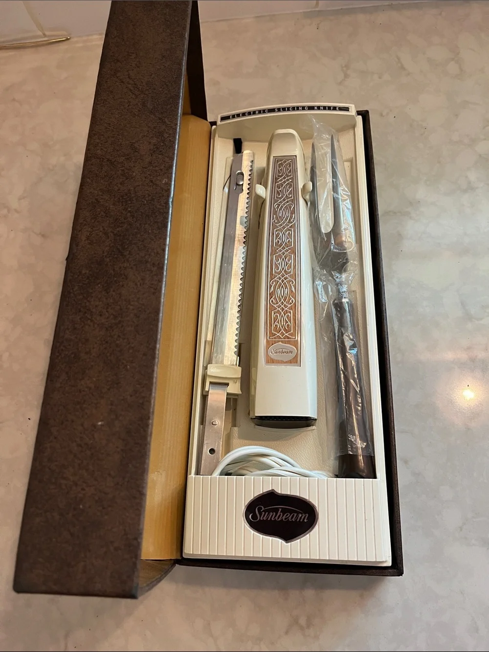 VTG sunbeam slicing knife set.  Carving set good working condition.  Box damaged